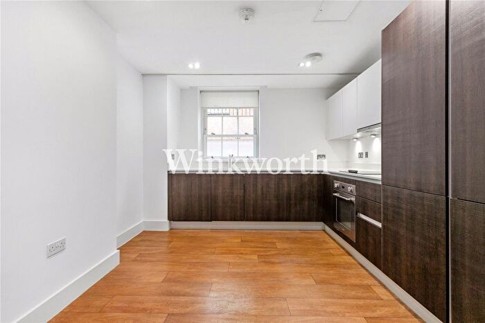 2 Bedroom Flat For Sale In Green Lanes, London, N13