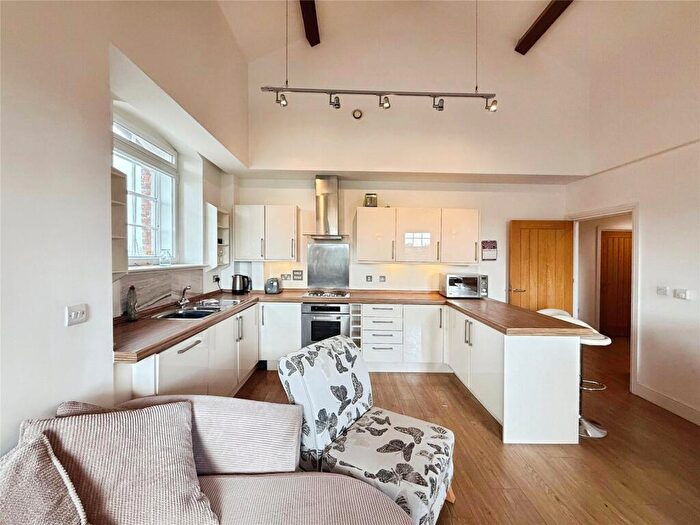 2 Bedroom Flat To Rent In Court Street, Faversham, Kent, ME13