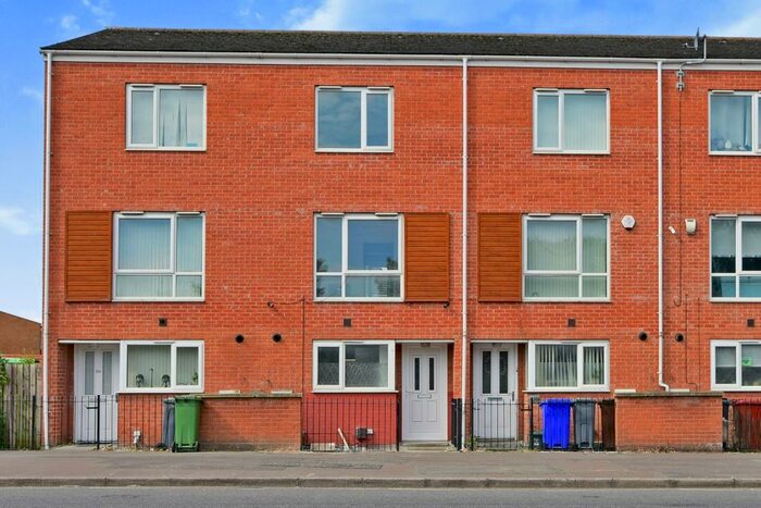 4 Bedroom Town House To Rent In Stockport Road, Manchester, M13