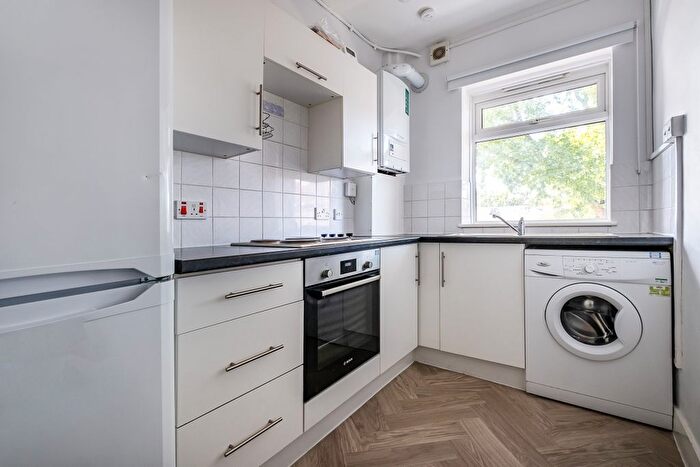 2 Bedroom Flat To Rent In New Park Road, London, SW2