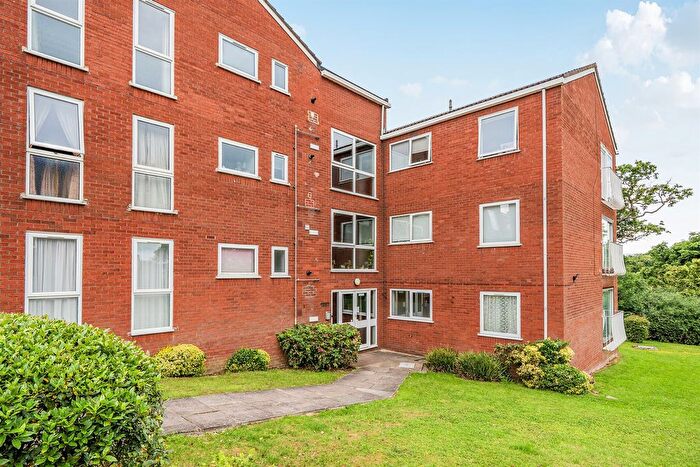 2 Bedroom Flat For Sale In Roundhedge Way, Enfield, EN2