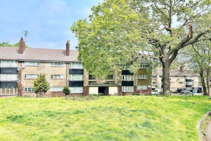 3 Bedroom Flat To Rent In The Drive, London, E17