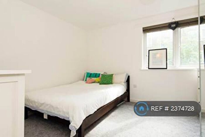 1 Bedroom Flat To Rent In Oakleigh Court, London, N1
