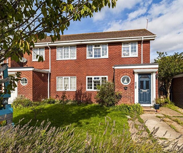 3 Bedroom Semi-Detached House For Sale In Southfields Road, Littlehampton, BN17