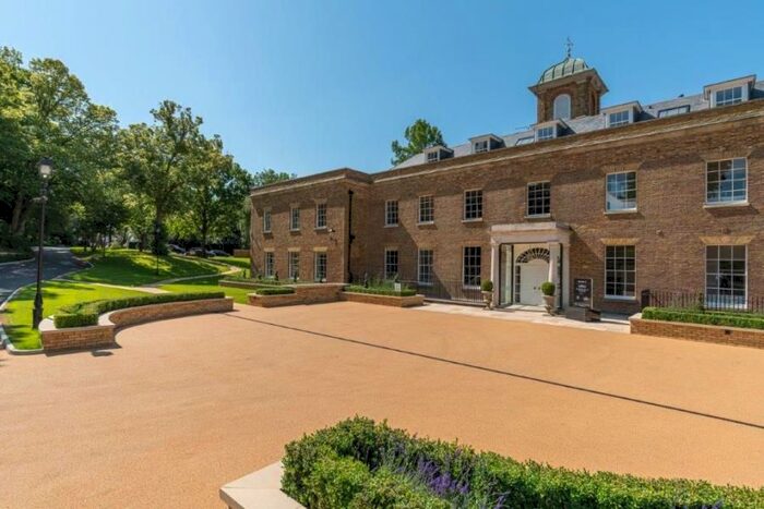 2 Bedroom Flat To Rent In The Drive, Ickenham, UB10