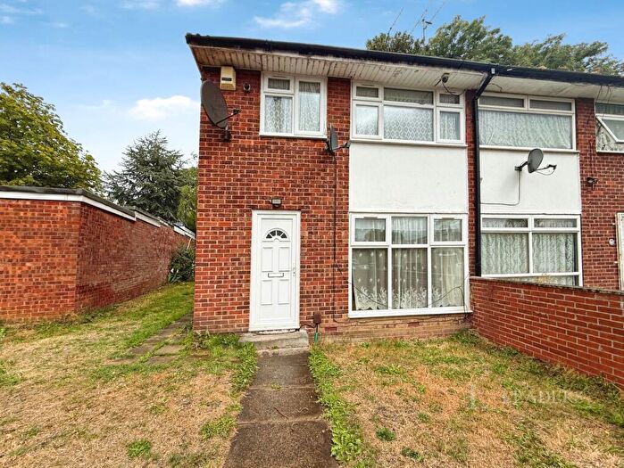 3 Bedroom Semi-Detached House To Rent In North Way, Leeds, West Yorkshire, LS8