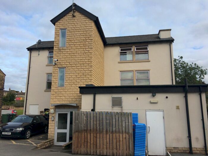 2 Bedroom Flat To Rent In Greenside, Heckmondwike, West Yorkshire, WF16