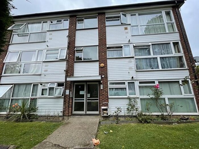 2 Bedroom Flat To Rent In St Peter's Close, IG2