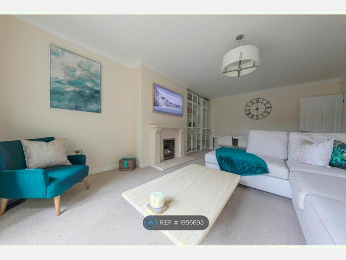 2 Bedroom Flat To Rent In Edenhall, Beckenham, BR3