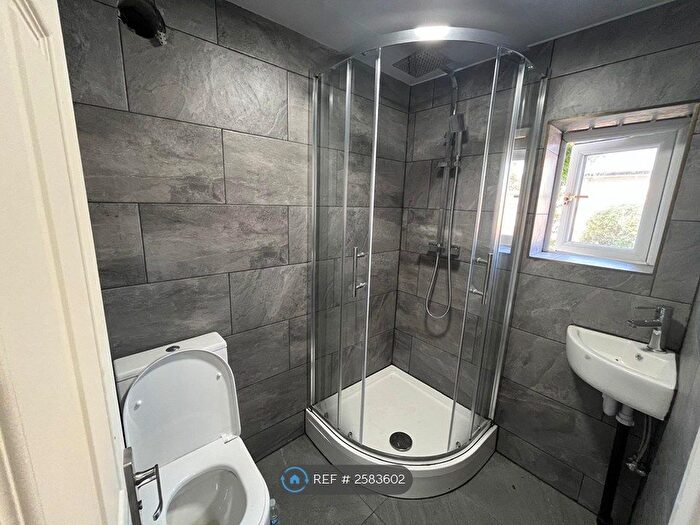 Studio To Rent In Guysfield Close, Rainham, RM13