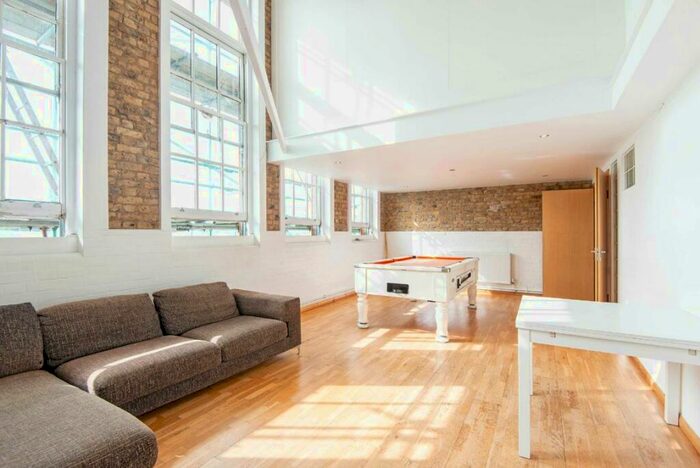 3 Bedroom Flat To Rent In Rutland Road, Victoria Park, E9