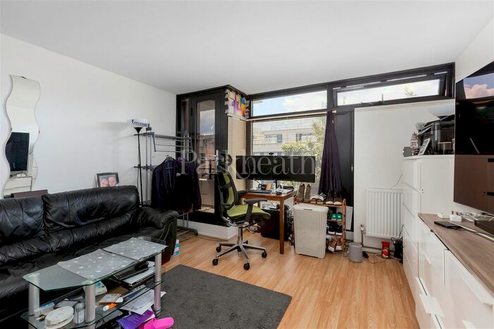 Studio To Rent In Broadfield Lane, London, NW1