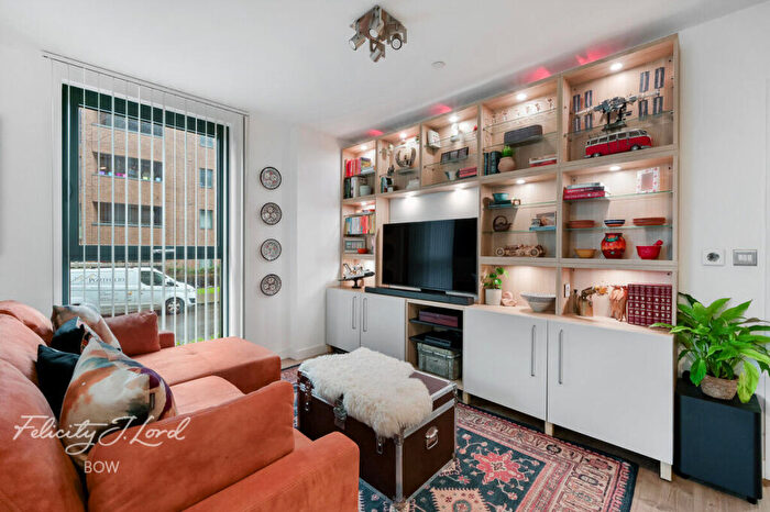 3 Bedroom Apartment For Sale In Radial Avenue, London, E14