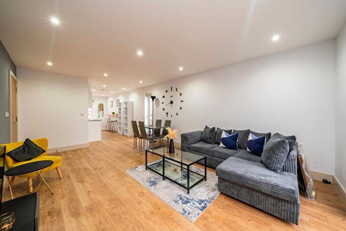 2 Bedroom Flat To Rent In Montem Road, Honor Oak, SE23