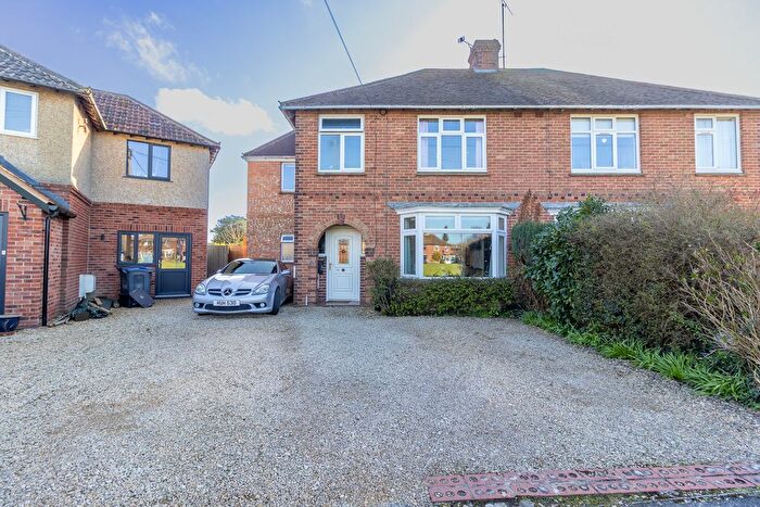 4 Bedroom Semi Detached House For Sale In Eastleigh Close, Devizes, SN10