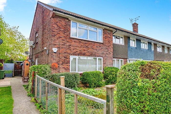 2 Bedroom Maisonette For Sale In Morcom Road, Dunstable, Bedfordshire, LU5