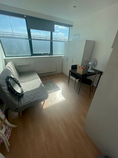 Studio To Rent In Flat, Brent Cross Gardens, London, NW4
