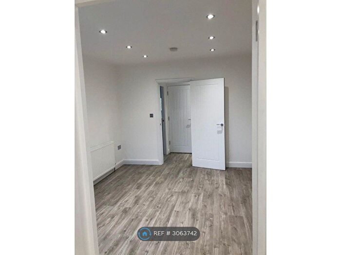 2 Bedroom Flat To Rent In Beechwood Avenue, Ruislip, HA4