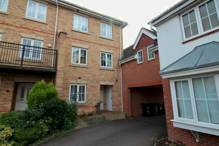 3 Bedroom Town House To Rent In Campion Road, Hatfield, AL10
