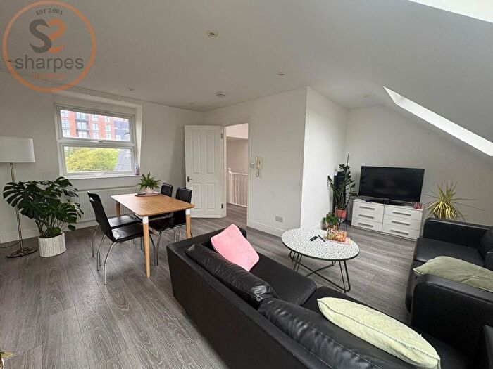 3 Bedroom Flat To Rent In Seaforth Avenue, New Malden, Surrey, KT3