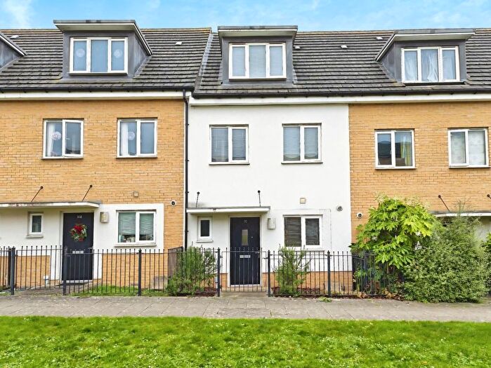 3 Bedroom End Of Terrace House For Sale In Longships Way, Reading, RG2