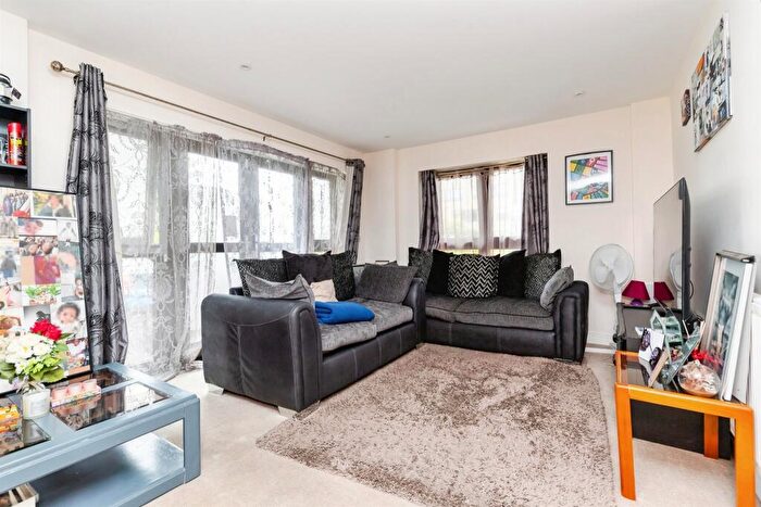 2 Bedroom Flat For Sale In Bessemer Road, Welwyn Garden City, AL7