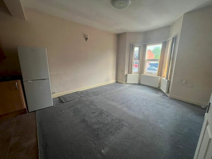 2 Bedroom Flat To Rent In Agincourt Villas, Hillingdon, UB10