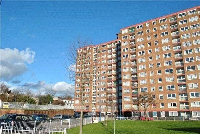 2 Bedroom Flat For Sale In Phipps Street, Bristol, Somerset, BS3