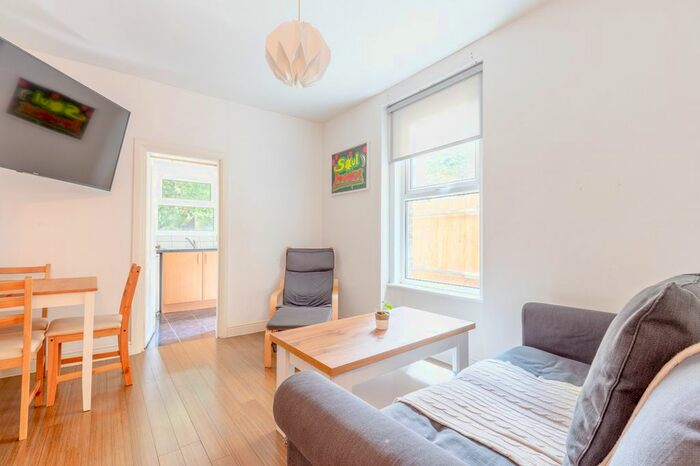 2 Bedroom Flat To Rent In Ml - Coldharbour Lane, London, SE5