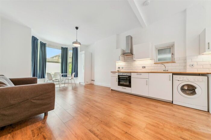 2 Bedroom Flat To Rent In Thurlow Park Road, London, SE21