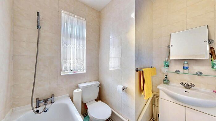 3 Bedroom End Of Terrace House For Sale In Greenway, Dagenham, RM8