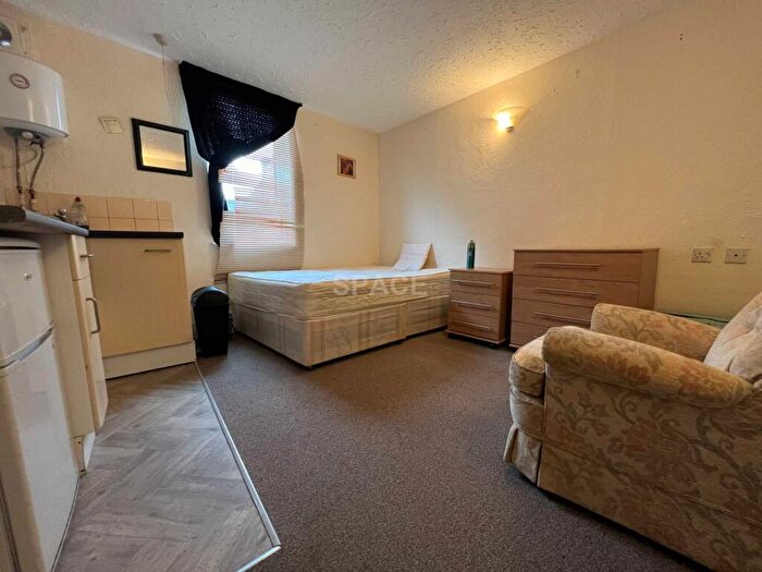 Studio To Rent In Bedsit, Southampton Street, Reading, Berkshire, - Bedsit, RG1