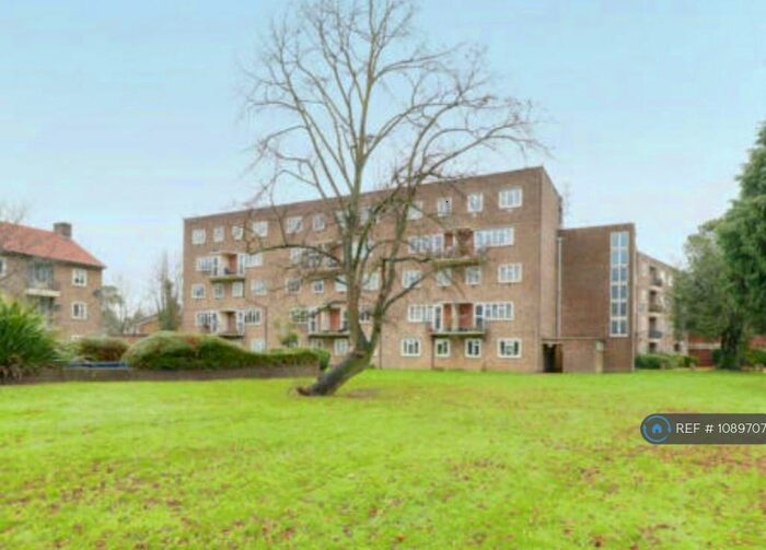 2 Bedroom Flat To Rent In The Hollies, London, N20
