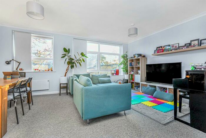 2 Bedroom Flat To Rent In Park Sheen, East Sheen, SW14