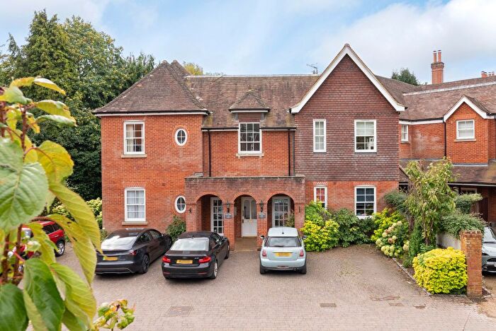 2 Bedroom Flat For Sale In Rokefield House, Westcott Street, Westcott, RH4