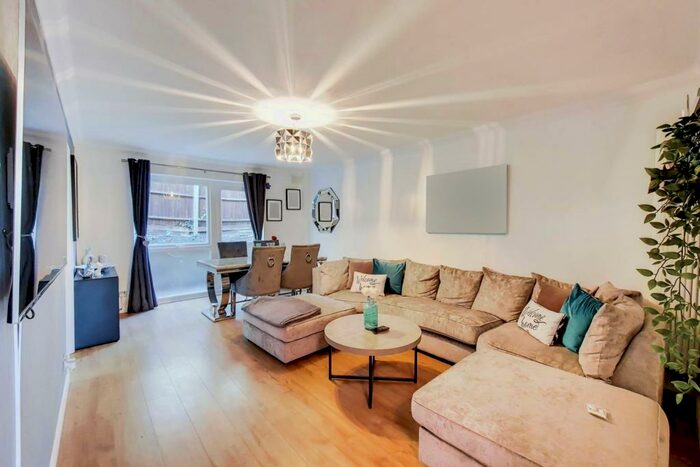 1 Bedroom Flat To Rent In Wrights Road, South Norwood, London, SE25