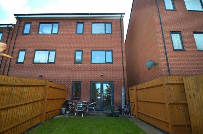 4 Bedroom Town House To Rent In Moundsley Grove, Birmingham, B14