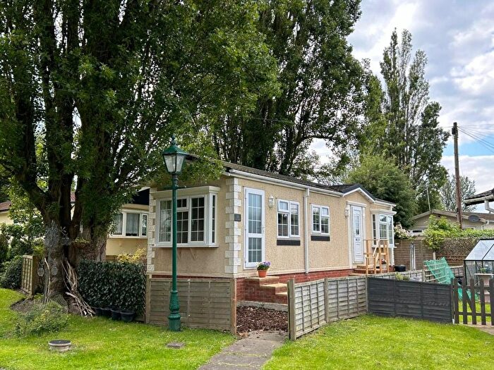 1 Bedroom Mobile/park Home For Sale In Lakeview Residential Park, Noaks Hill, Essex, RM3