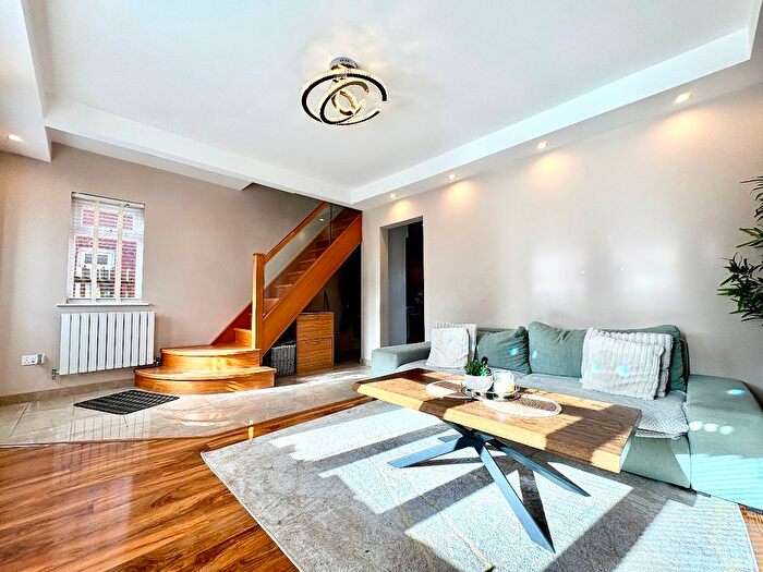 3 Bedroom Semi-Detached House For Sale In Greenfold Avenue, Farnworth, Bolton, BL4