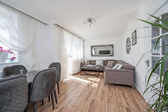 3 Bedroom Maisonette To Rent In Paragon Road, Hackney, London, E9