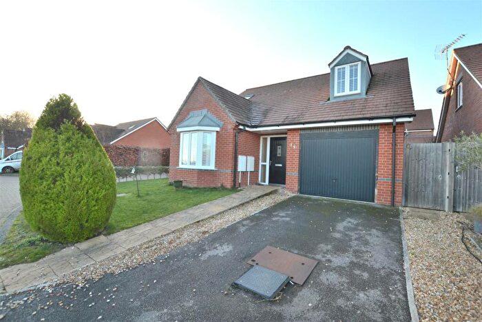 2 Bedroom Detached House For Sale In Vaughan Close, Hartley Wintney, RG27
