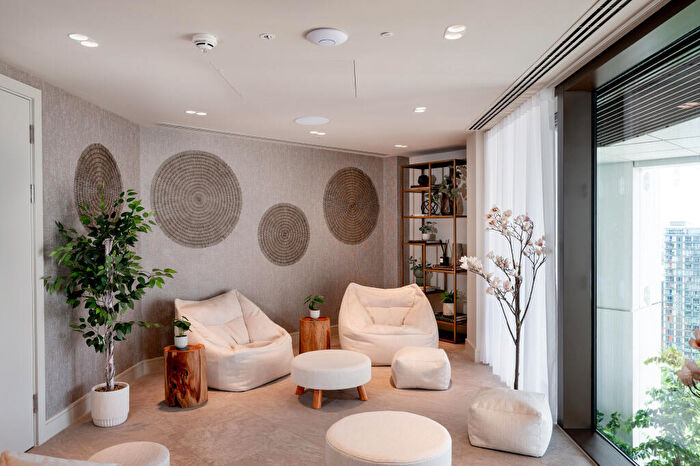2 Bedroom Apartment For Sale In South Quay Plaza, Canary Wharf, London, E14
