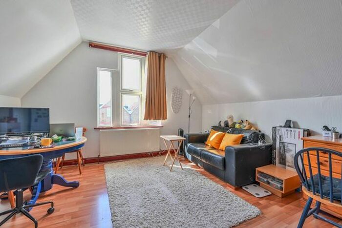 Studio To Rent In Victoria Road, Stroud Green, London, N4