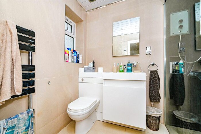 5 Bedroom Detached House For Sale In Greenside Park, Luton, Bedfordshire, LU2
