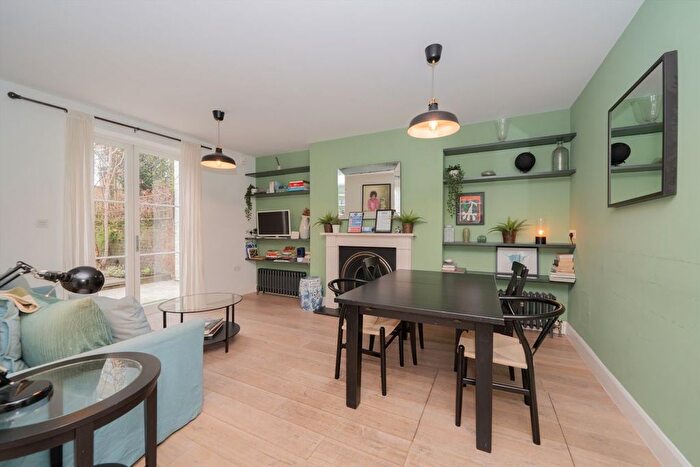 2 Bedroom Flat For Sale In Westbourne Park Road, Notting Hill, W11