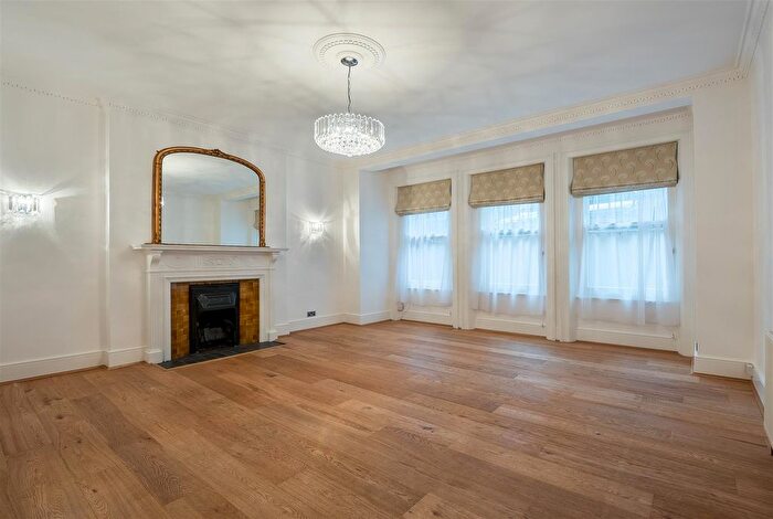 3 Bedroom Flat To Rent In Earl's Court Square, London, SW5