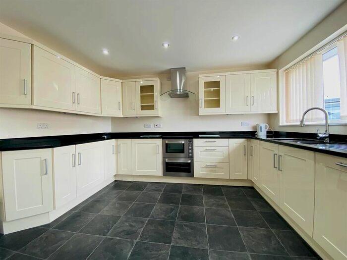 5 Bedroom Detached House To Rent In Buckingham Way, Castleford, WF10