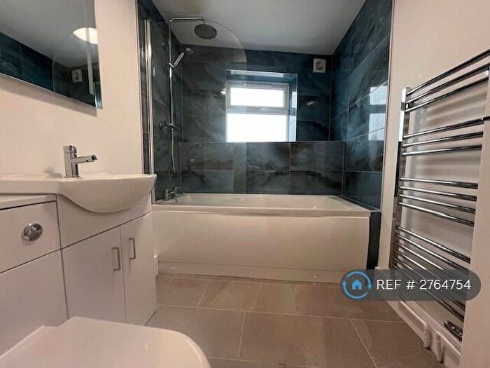 2 Bedroom Flat To Rent In The Square, Pennington, Lymington, SO41