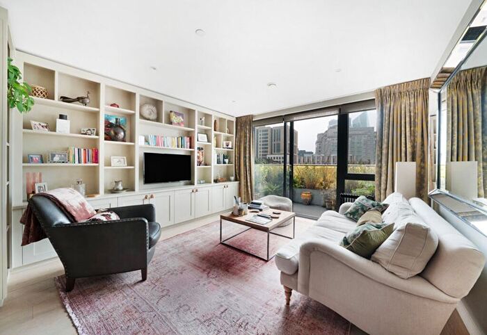 2 Bedroom Flat To Rent In Kensington Apartments, Commercial Street, E1