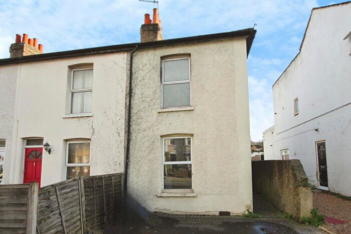 2 Bedroom End Of Terrace House To Rent In Brighton Road, South Croydon, Surrey, CR2